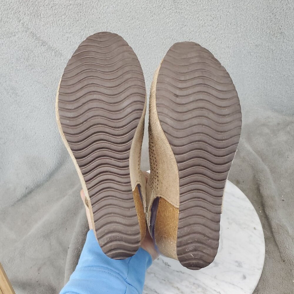 A. Giannetti Shoes Womens Size 7 Tan Suede Wedge Slingback Sandals - Picture 7 of 10